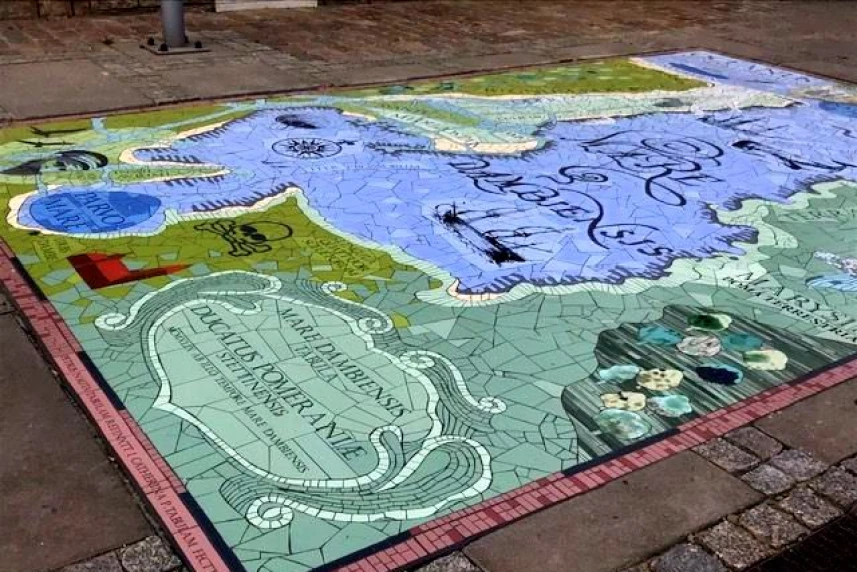 Mapa Mare Dambiensis już na Bulwarze Piastowskim