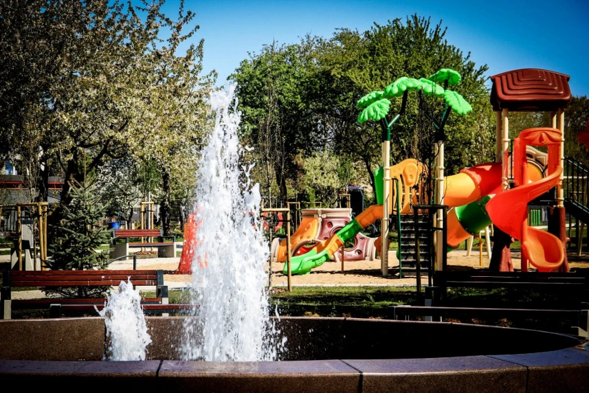 Chodniki i parking przy Parku Wolności