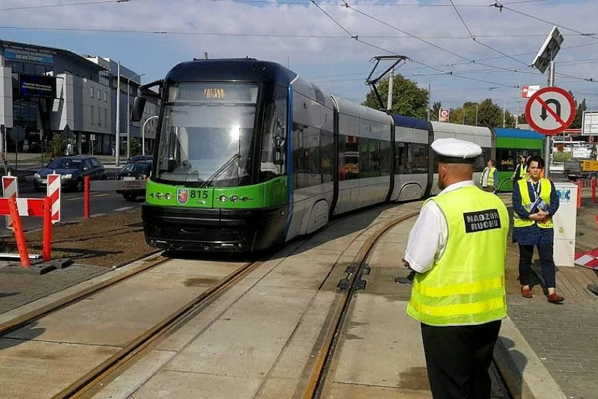 Tramwaj na łuku przed czasem