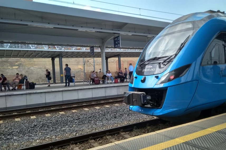 Z biletem komunikacji miejskiej w pociągu