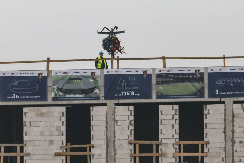 Wiecha na budynku Centrum Szkolenia Dzieci i Młodzieży Wiecha na budynku Centrum Szkolenia Dzieci i Młodzieży