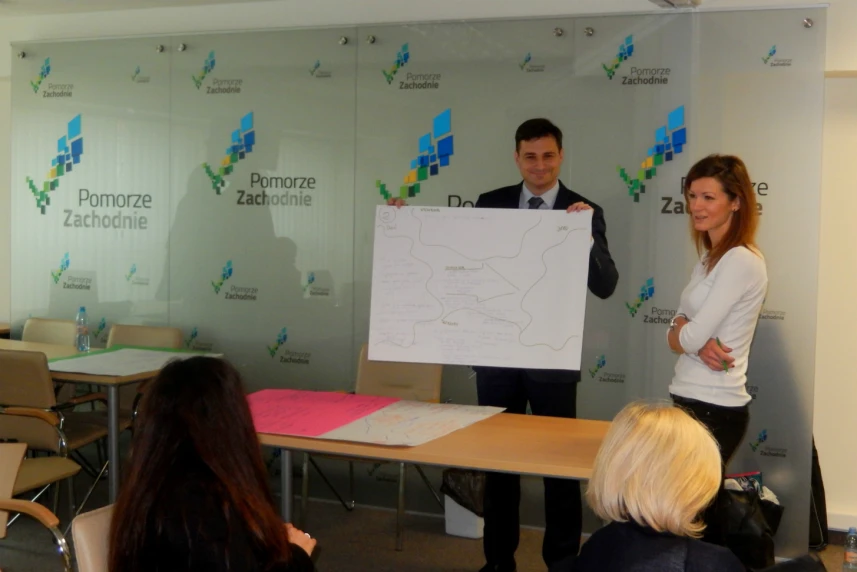 Katarzyna Witkowska z Technoparku Pomerania prezentuje efekty prac ekspertów podczas spotkania regionalnych interesariuszy projektu iEER Katarzyna Witkowska z Technoparku Pomerania prezentuje efekty prac ekspertów podczas spotkania regionalnych interesariuszy projektu iEER