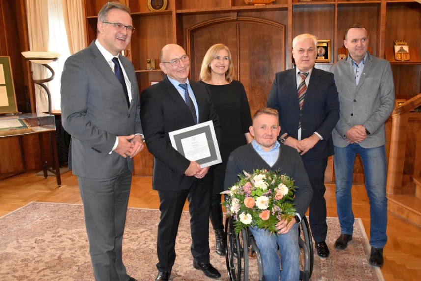 Wyróżnieni za pomoc niepełnosprawnym sportowcom Wyróżnieni za pomoc niepełnosprawnym sportowcom
